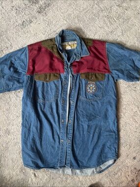 VINTAGE KANSAS Casual Men's Denim Button-Down Shirt with Burgundy and Olive Yoke